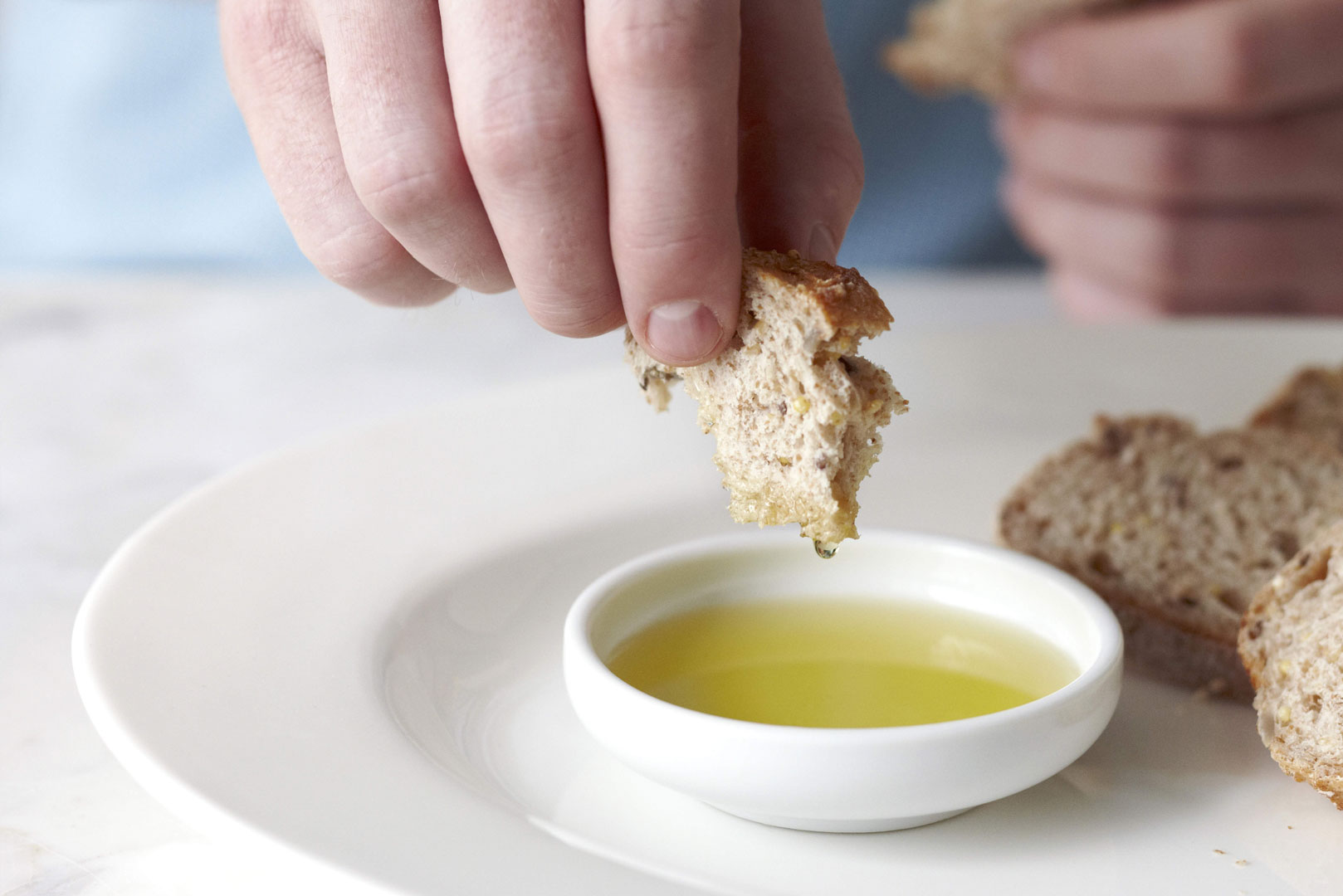 Bread olive oil. Хлеб и масло в природе. Оливковое масло и яйца. Макать хлеб в оливковое масло. Dip Bread.